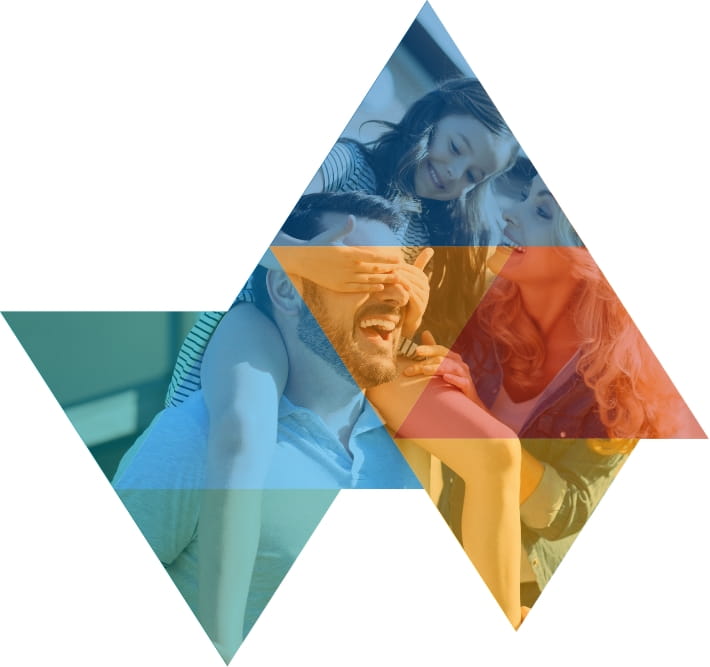 Imagem de uma família se divertindo, pai, mãe e filha. Sobreposta por triângulos com as cores da Imobiliária Veneza