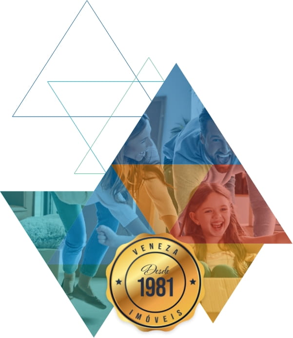 Imagem de figuras geométricas com as cores da imobiliária Veneza, dentro dessas figuras geométricas há uma foto de uma família feliz, aparenemente em um momento de brincadeira. Abaixo dessa imagem principal há o selo de 'desde 1981' do funcionamento da imobiliária