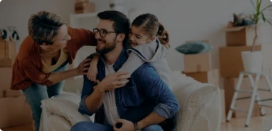 Imagem de uma família em um momento de descontração, a filha está brincando com o pai e a mãe.