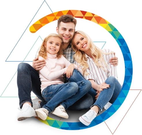 Imagem de uma família sorridente, sentados ao solo, envoltos da logo da imobiliária Veneza