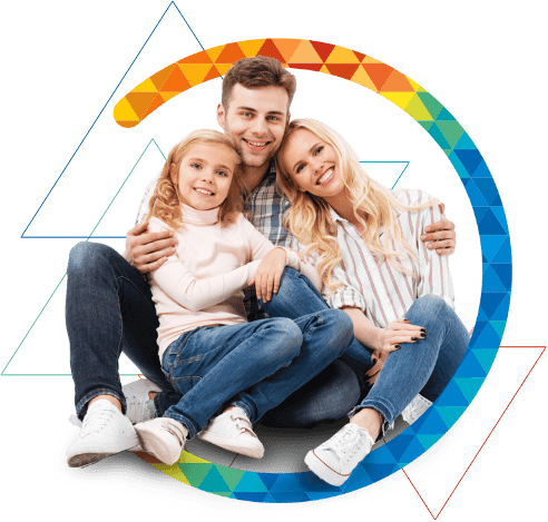 Imagem de uma família sorridente, sentados ao solo, envoltos da logo da imobiliária Veneza