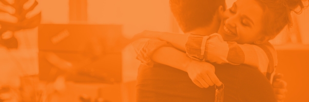 Imagem em tom de laranja de um casal se abrançando