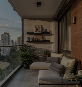 Imagem da área gourmet de uma casa, com foco principal na piscina