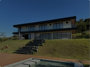 Imagem da área gourmet de uma casa, com foco principal na piscina