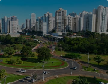 Imagem da área gourmet de uma casa, com foco principal na piscina